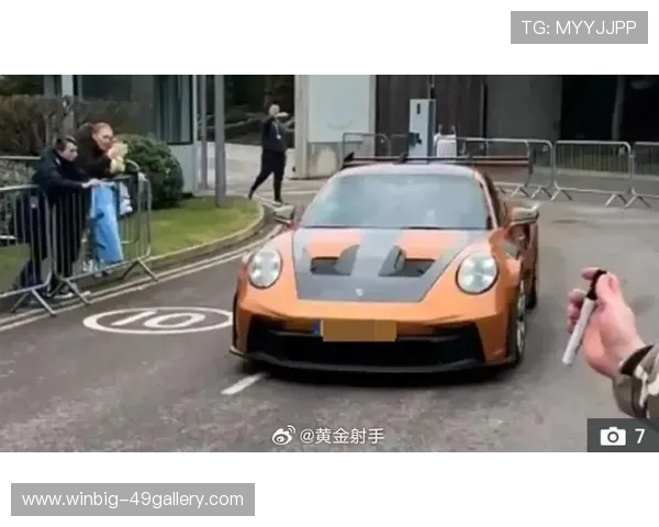 足球明星开兰博基尼现身街头引关注 是谁在豪车中炫耀风采